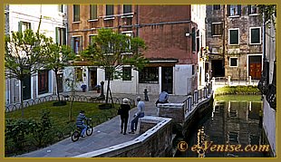 Le joli Campiello Barbaro, le long du rio de le Torresselle, dans le sestier du Dorsoduro à Venise.
