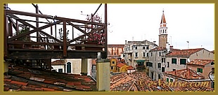 La vue sur le Campanile et les toits de San Francesco de la Vigna depuis la Casa dei Bombardieri à Venise.