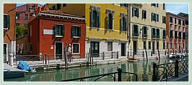La petite maison rouge de location de vacances de Ca' Marin Garzoti, face au rio Marin, dans le sestier de Santa Croce à Venise.