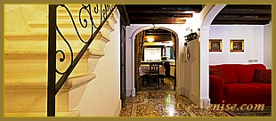 L'entrée de la Ca' Garzoti, avec au fond, la cuisine et, à droite, le salon
