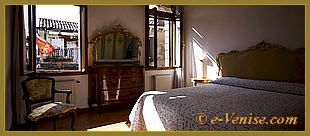La chambre principale de l'appartement Cristoforo Barbaro, dans le sestier du Dorsoduro à Venise.