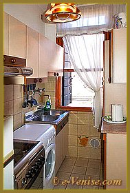 La cuisine de l'appartement Cristoforo Barbaro, dans le sestier du Dorsoduro à Venise.