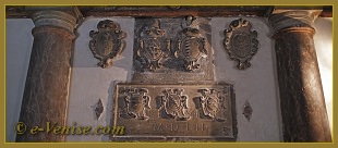 Quelques-unes des sculptures du hall et de la cage d'esccalier de la Ca' dell'Affresco, dans le sestier de Saint-Marc à Venise.