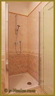 La douche de la Salle de Bains principale de la Ca' dell'Affresco, dans le sestier de Saint-Marc à Venise.