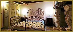 La chambre principale de l'appartement Pietà-Bragora, dans le sestier du Castello à Venise.