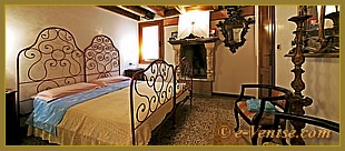 La chambre principale de l'appartement Pietà-Bragora, dans le sestier du Castello à Venise.