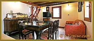 Le Salon Salle à Manger de l'appartement Pietà Bragora. Au fond, vous pouvez voir l'escalier qui mène à la terrasse ainsi que, plus haut, à la chambre des enfants.