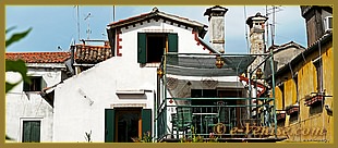 La terrasse de l'appartement, à gauche l'une des fenêtres du Salon Salle à Manger, au-dessus, la fenêtre de la chambre d'enfants, dans le sestier du Castello à Venise.