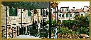 La terrasse de l'appartement Pietà-Bragora et sa vue sur les jardins voisins, dans le sestier du Castello à Venise.