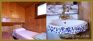 La chambre d'enfants aux murs et plafond lambrissés de bois couleur miel.