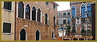 Le campiello Santa Maria Nova avec, au fond à droite, la façade du Palazzo Bembo Boldù datant du XVe siècle, dans le sestier du Cannaregio à Venise.