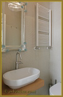 Le cabinet de toilettes de la seconde chambre de l'appartement Canossiane Antonin à Venise.