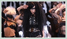 Zebraman: Zebra City No Gyakushu de Takashi Miike avec : Show Aikawa, Riisa Naka, Tsuyoshi Abe, Masahiro Inoue, Naoki Tanaka, Taka Gadarukanaru