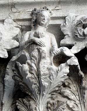 Sculpture sur les chapiteaux inférieurs du Palais Ducal