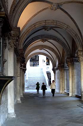 Sous la Porta della Carta avec au fond l'escalier des Géants