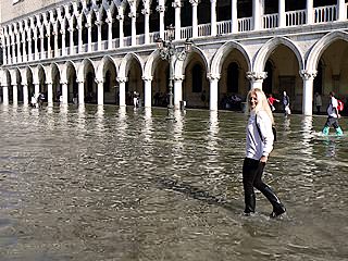 Danielle devant le Palais des Doges pendant une Acqua Alta