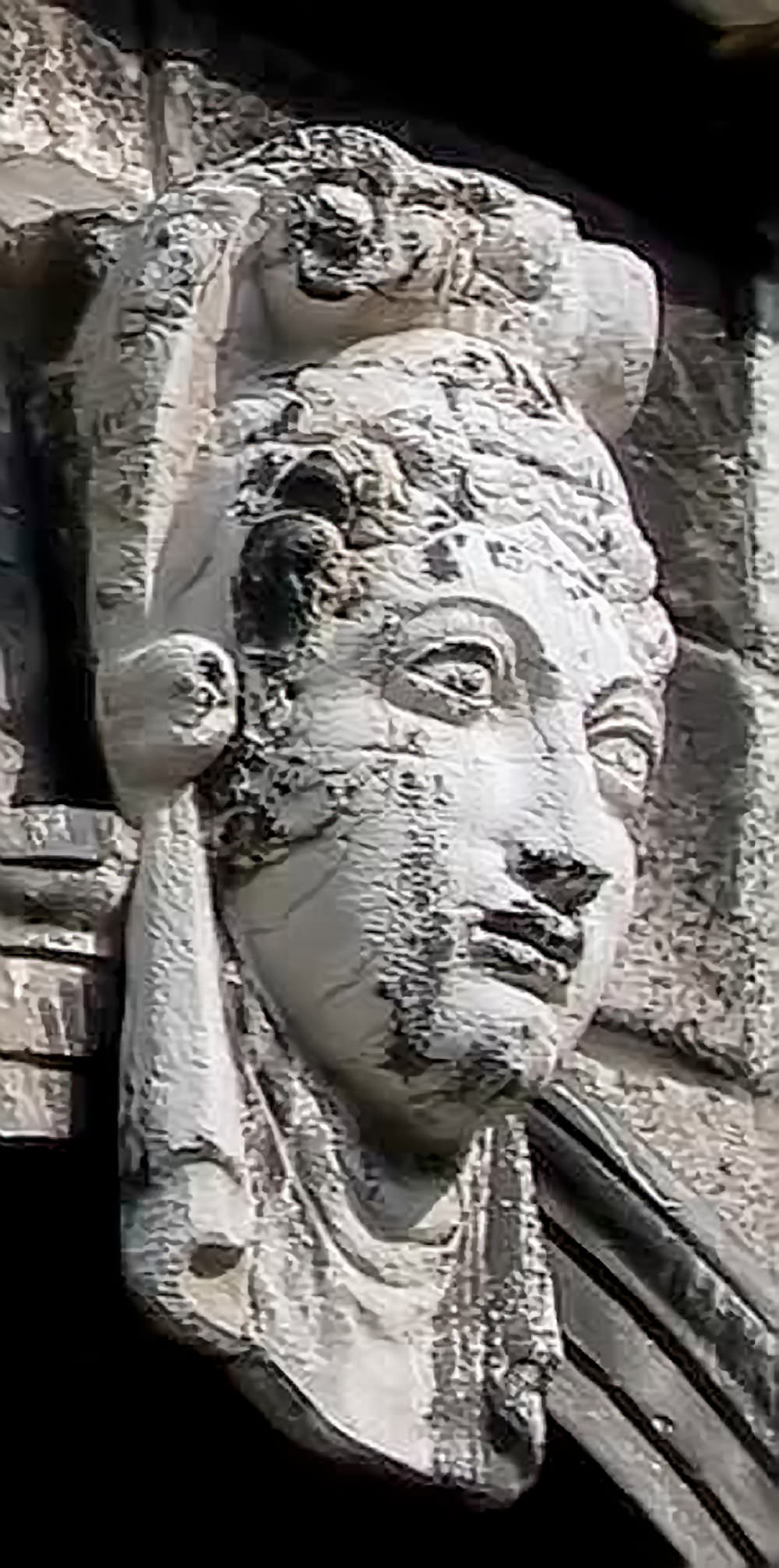 Sculpture d'une fenêtre serlianne du palais Pisani à Venise