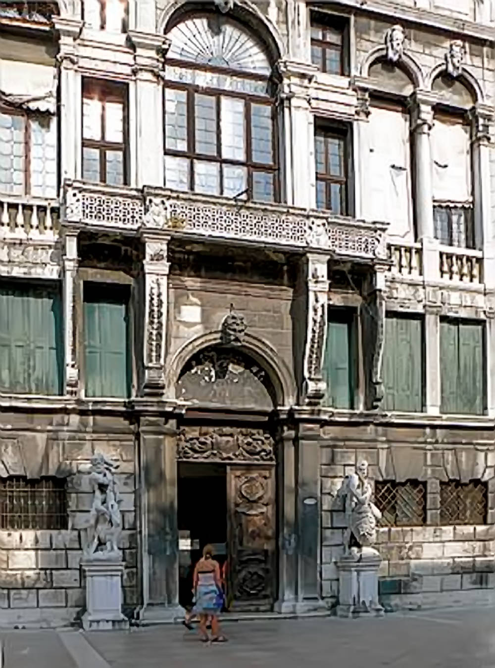 Le Palais Pisani à Venise depuis le Campo Santo Stefano