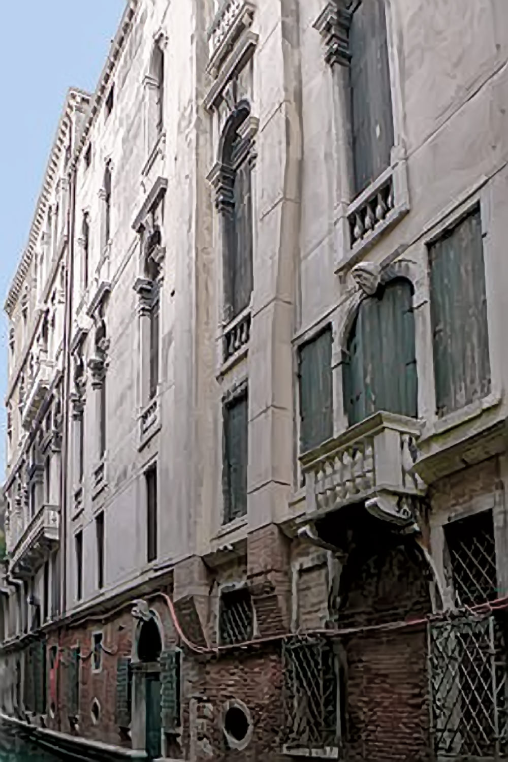Une des façades du Palais Pisani sur le rio del Santissimo