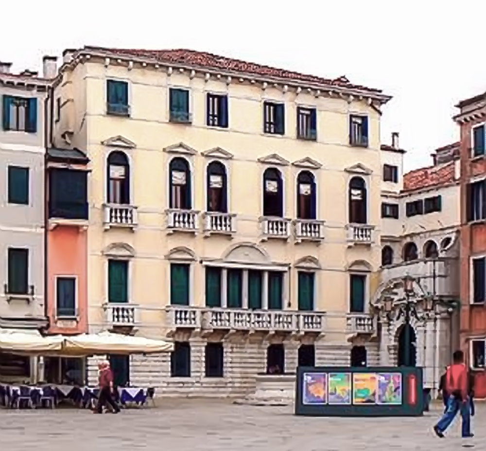 Le palazzo Morosini avec son entrée décalée