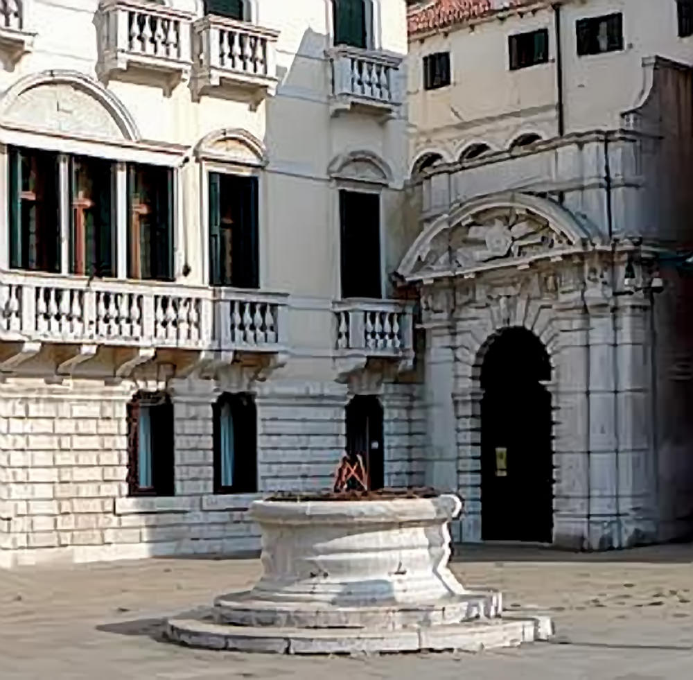 L'entrée du Palais et le puit sur le Campo Santo Stefano