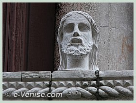 L'une des têtes du balcon du Palais Bragadin Carabba à Venise