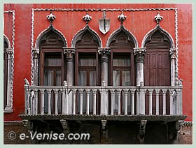 Le balcon du Palazzo Bragadin Carabba à Venise sur le rio de San Lio