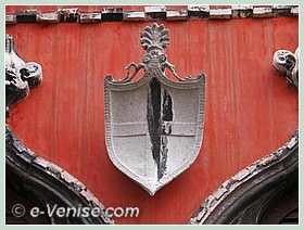 Le blason de la famille Bragadin, représenté par une croix, en pierre d'Istrie et du XVe siècle, sur la façade du Palais Bragadin Carabba, dans le sestier du Castello à Venise