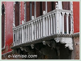 Le balcon du Palazzo Bragadin Carabba à Venise sur la façade sur le rio de San Lio, dans le sestier du Castello
