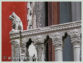 L'un des deux lions assis du balcon du Palazzo Bragadin Carabba à Venise, sur la façade sur le rio de San Lio