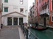 Le palais Bragadin Carabba sur le rio de San Lio, dans le sestier du Castello à Venise, à gauche, le théâtre Malibran, construit à l'emplacement des maisons de la famille Marco Polo
