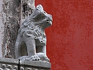 Détail du lion assis sur la droite du balcon du Palazzo Bragadin Carabba à Venise,  façade donnant sur le rio de San Lio