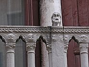 Tête située sur la partie droite du balcon du palais Bragadin Carabba à Venise