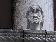 Détail de la tête située sur la partie droite du balcon du palais Bragadin Carabba à Venise