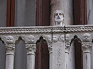 Tête située au centre du balcon du palais Bragadin Carabba à Venise