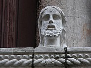Détail de la tête située au centre du balcon du palais Bragadin Carabba à Venise