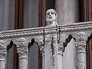 Tête située sur la partie gauche du balcon du palais Bragadin Carabba à Venise