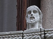 Détail de la tête située sur la partie gauche du balcon du palais Bragadin Carabba à Venise