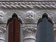 Détail des amours situés sous la cimaise à cordon du balcon du Palazzo Bragadin Carabba à Venise