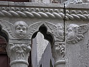 Détail des amours du balcon du palais Bragadin Carabba à Venise