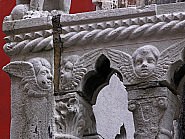 Détail des amours du balcon du palais Bragadin Carabba à Venise