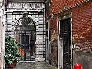 L'entrée du Palais Bragadin Carabba du côté du Campo Santa Marina, au fond du ramo Bragadin, dans le sestier du Castello à Venise