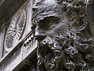 Magnifique tête de barbu au-dessus de l'entrée du Palais Bragadin Carabba du côté du Campo Santa Marina, au fond du ramo Bragadin, dans le sestier du Castello à Venise