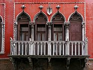 Le balcon de l'étage noble du palazzo Bragadin Carabba sur le rio de San Lio, dans le sestier du Castello à Venise