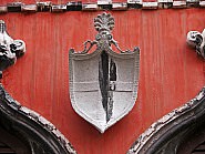 Le blason de la famille Bragadin, représenté par une croix, en pierre d'Istrie et daté du XVe siècle, sur la façade du Palais Bragadin Carabba, dans le sestier du Castello à Venise