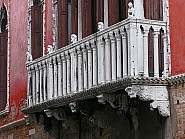 Le superbe balcon en pierre d'Istrie du Palais Bragadin Carabba, façade sur le rio de San Lio, dans le sestier du Castello à Venise