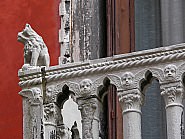 L'un des deux lions assis du balcon du Palazzo Bragadin Carabba à Venise, sur la façade sur le rio de San Lio