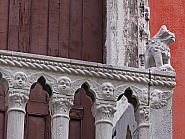 Lion assis sur la droite du balcon du Palazzo Bragadin Carabba à Venise, façade donnant sur le rio de San Lio
