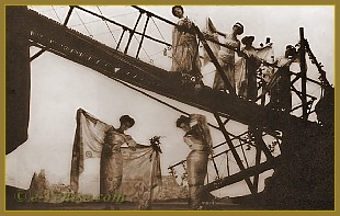 Comédienne en train de déployer son voile en soie imprimée de Mariano Fortuny dans la coupole du théâtre de la Comtesse du Bearn, équipée de l'éclairage à lumière indirecte. 29 mars 1906