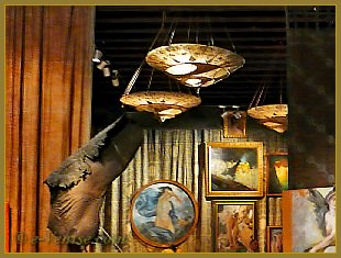 Lampes de soie et tableaux Mariano Fortuny